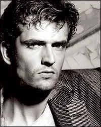 Dans ''La Mort d'un roi'' , Rupert Everett tient le rôle du roi Charles Ier d'Angleterre qui sera décapité à la hache. Quel personnage porte la responsabilité de ce régicide ?