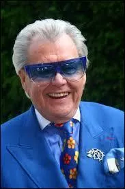 Et Michou ? On va quand même pas faire une série de quiz LGBT sans le citer ! Inclassable... Il possède un cabaret rue des Martyrs à Paris. Ça se situe vers...