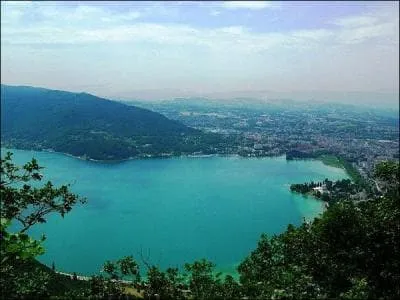 Au bord de quel lac, Jean-Jacques Rousseau a-t-il crit ses  Confessions  ?