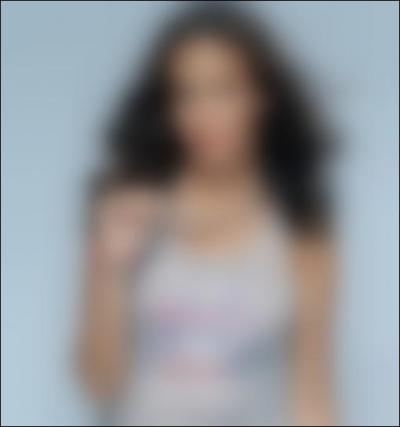 Cette chanteuse est ... .