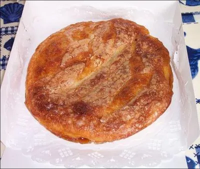 Riche en beurre et en sucre, cette galette a une texture fondante  l'intrieur et croustillante  l'extrieur. C'est :