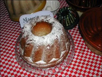 Ce gteau  pte leve a une mie tendre et parseme de raisins secs. C'est :