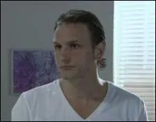 Qui est cet homme qui trempe dans des affaires trs louches ?