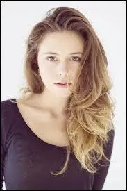 Qui est cette jeune femme qui a eu une histoire d'amour  endiable  avec son professeur ?