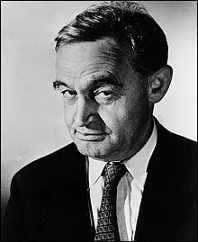 Quel acteur irlandais, ayant notamment jou dans  Dix petits Indiens  et tourn avec John Ford, apparat au dbut de ce mme film en tant qu'orateur ?