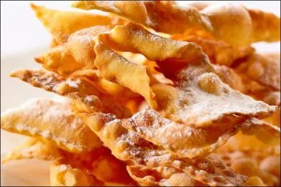 Comment s'appellent ces petits beignets plats lis aux festivits de Mardi-Gras ?