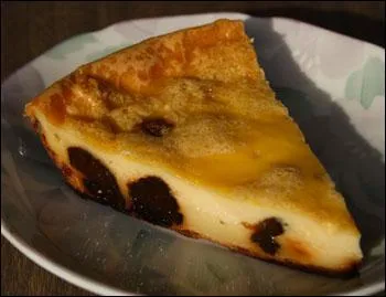 Le farz fourn tait,  l'origine, une bouillie de bl dans laquelle on ajoutait des fruits secs. Il existe plusieurs variantes de ce clafoutis dont la plus connue est celle aux pruneaux. C'est :