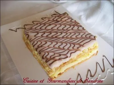 Comment s'appelle cette ptisserie en forme de rectangle, obtenue en superposant trois couches de pte feuillete et deux couches de crme ptissire ?