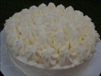 A base de meringue et de crme chantilly, il est le plus clbre des desserts glacs. C'est :