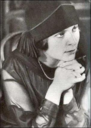 Dans le milieu littraire, Elsa Triolet (1896-1970), d'origine russe, est connue sous le pseudonyme de Laurent Daniel. Elle est la compagne de Louis Aragon. En 1926, le roman  Fraise des Bois , surnom de son enfance, voit le jour. Quelle particularit possde ce livre ?