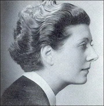 Jeanne Loviton (1903-1996), connue sous le pseudonyme de Jean Voilier, papillonne et ensorcelle ses contemporains (Jean Giraudoux, Paul Valry, Robert Denol, ). En dcembre 1945, l'diteur Robert Denol est assassin et meurt dans les bras de Jeanne Loviton. Ds lors, elle prend la direction des ditions Denol. Mais,  peine une anne plus tard, elle vend 90 % des parts  un concurrent direct.
