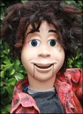 Robbie a une marionnette ; comment s'appelle-t-elle ?