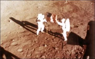 Qui des trois astronautes  posa le pied  sur la Lune, le 21 juillet ?