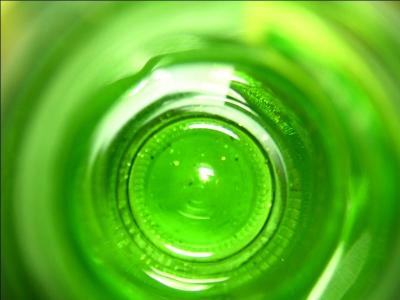 Mis à part  bottle green , quelle est l'autre traduction en anglais pour vert bouteille ?