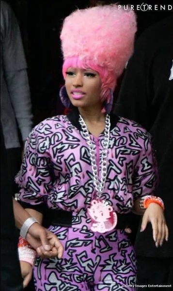 Cette dame porte une coiffure Barbe  papa. Mais comment traduit-on barbe  papa en anglais ?