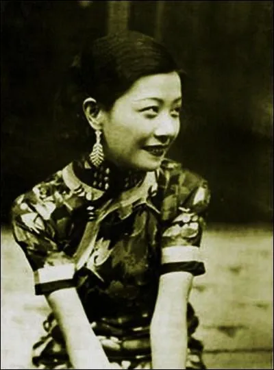 Une autre figure de proue du cinma chinois des annes 30, qui porta la qipao  l'cran, fut Ruan Lingyu (1910-1935). Elle se donna la mort  24 ans par overdose de barbituriques  Shanghai le 8 mars :