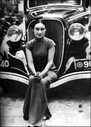 Qui joua le rle de la  Dame en rouge  dans  l'Incendie du monastre du lotus rouge  (un des premier films d'arts martiaux), puis qui fut la vedette du premier film parlant chinois,  la cantatrice pivoine rouge  (1931) ?