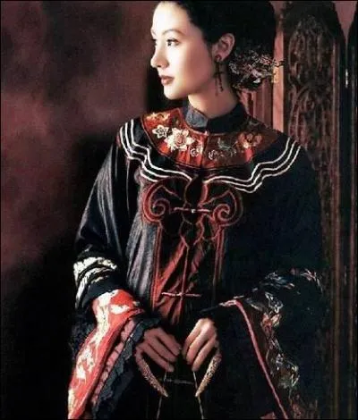 Par qui et sous quelle dynastie d'origine mandchoue, ayant rgn sur la Chine de 1644  1912, fut-elle porte ?