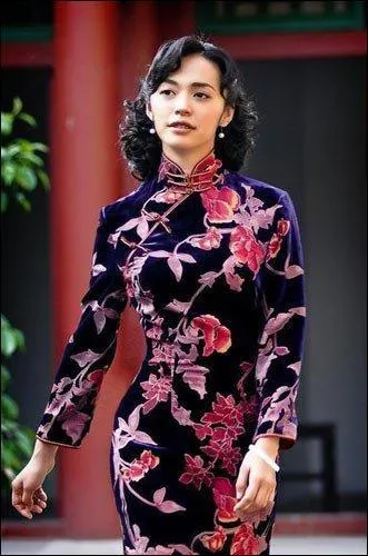 Au dbut de quel sicle, sous l'influence occidentale, la qipao a-t-elle t modernise et mise  la mode ?
