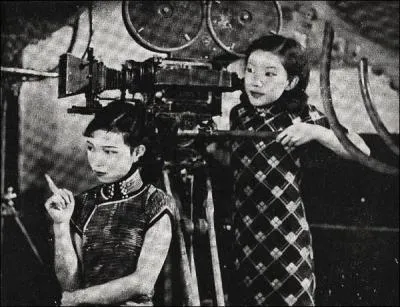 En 1933, Gu Lanjun tait une actrice et la premire femme  porter une qipao avec une chancrure du ct gauche, et une fente de :