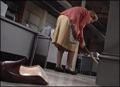 La chaussure marron au premier plan est tombe de la poche de l'hrone du film, la mettant en pril  cause du bruit de la chute. Quel est ce film ?