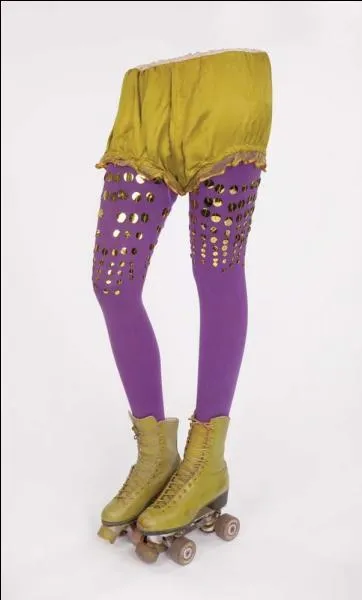 C'est la tenue du film, par dessus laquelle il y a une robe courte. Vous souvenez-vous de l'hrone ou du hros  roulettes qui portait ceci dans une scne drlissime ?