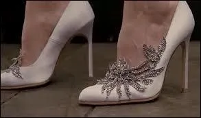 Ces chaussures de rve n'ont pas t choisies par l'hrone (qui s'intresse peu  la mode) mais par sa future belle-soeur, pour son mariage. Qui les porte ?