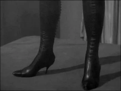 Si je vous dis qu'on se trouve ici dans Le Club de l'Enfer, et que voici la Reine du Pch, savez-vous qui porte ces chaussures ?