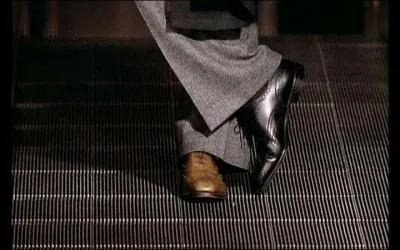 Ces chaussures, sur la marche d'un escalator d'aroport, ont donn du fil  retordre aux services secrets. Qui les porte ?