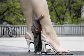 Ces chaussures, taille gante car elles font partie d'une statue reprsentant ce personnage de cinma, sont celles d'une scne fameuse du film que l'on recherche, avec Marilyn Monroe. Il s'agit de... ?