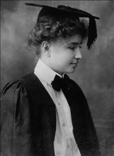 Le 1er septembre, Helen Keller, une Amricaine de 24 ans a soutenu sa thse de doctorat au Radcliffe College de Cambridge, dans le Massachusetts. C'est une russite exceptionnelle puisque la jeune femme est :