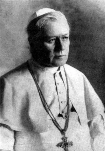 Le 8 janvier, le pape Pie X condamne le port :