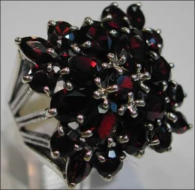 Quelle est cette pierre semi-prcieuse, symbolisant vrit et fidlit, qui a pour proprit d'apporter la prosprit ?