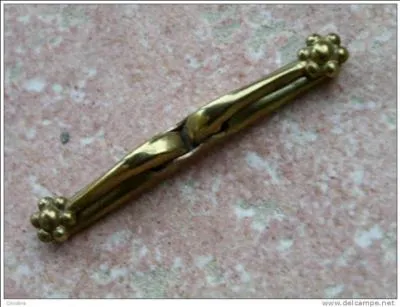 Cette attache dcorative permettait de maintenir :