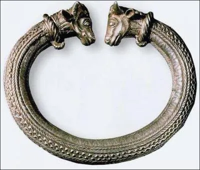 C'est  sa forme que ce talisman de guerrier celte doit son nom. Quel est-il ?