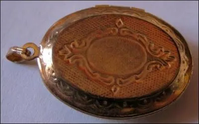 Ce bijou que l'on peut ouvrir pour y glisser une photo, une mche de cheveux porte le nom d'une bote o l'on faisait brler des parfums. Quel est-il ?