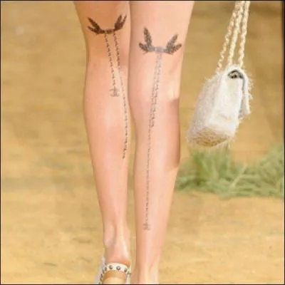 Ces accessoires de mode furent lancs dans les annes 2010 et utilisent de la dentelle, des paillettes, du cristal, des perles, des feuilles d'or. Quel nom portent-ils ?