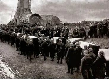 Regardez bien la photo. Qui sont les hommes vtus en habits militaires ?