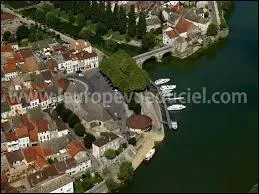 Nous survolons la ville Sane-et-Loirienne de Verdun-sur-le-Doubs. Nous sommes dans le ciel de la rgion ...