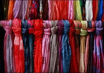 Ces foulards auraient tous le potentiel d'tre lgaux aussi bien qu'illgaux dpendamment de la faon dont ils sont ports.