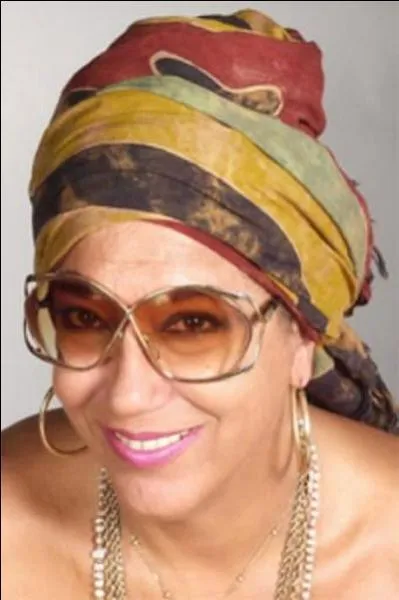 Une femme qui couvre toujours sa tte d'un foulard mais sans intention religieuse serait-elle autorise  donner un cours de journalisme  l'UQAM ?