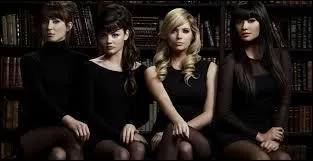 Parmi Aria, Hanna, Spencer et Emily la quelle a le plus grand chapeau, dans l'pisode 13 de la saison 4 ?