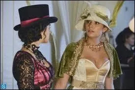 Dans l'pisode d'Halloween de la saison 4, quelle est la principale couleur du costume d'Emily ?