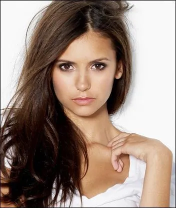 Qui a annonc  Elena qu'elle a t adopte ?