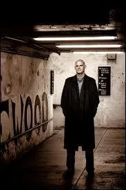 Un roman tranger :   A quelques secondes prs  . Cet auteur amricain a crit de nombreux romans policiers dont :   Ne le dis  personne   ,   Dans les bois  ... Quel est son nom ?