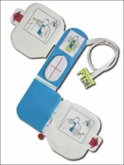 Le dfibrillateur permet d'envoyer un dcharge lectrique chez une victime en arrt cardio-respiratoire pour tenter de refaire dmarrer l'activit lectrique du coeur.  quoi faut-il faire absolument attention avant d'envoyer la dcharge ?