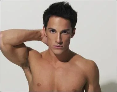 Tyler est amoureux de...