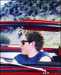 Dans Kiss You, Niall porte des lunettes de soleil au dbut. Pourquoi ? [On le sait grce  la vido Behind the Scenes]