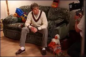 Dans  Story of my life  Greg joue de la guitare qui est de couleur ?