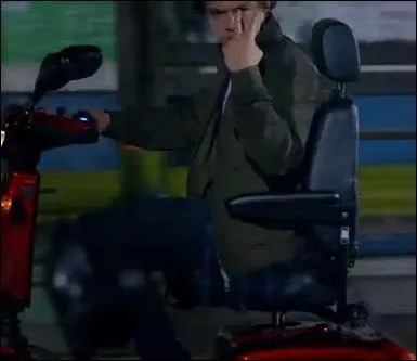 Dans  Midnight Memories  quand ils sont sur leurs  scooters  Harry fait le signe qui veut dire  je te surveille  mais  qui le fait-il ?